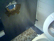 Glory Hole in �ffentlicher Toilette