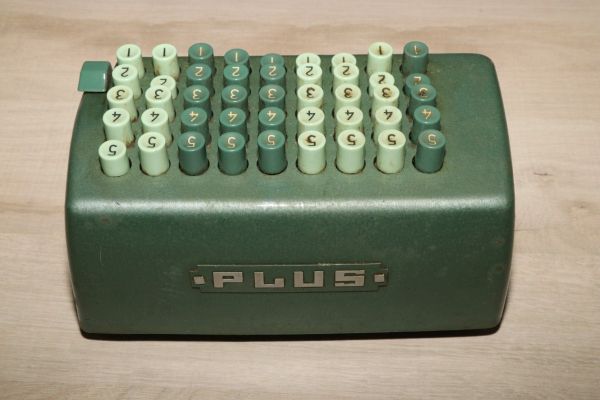 PLUS Addiermaschine