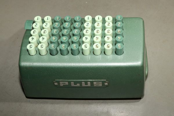 PLUS Addiermaschine